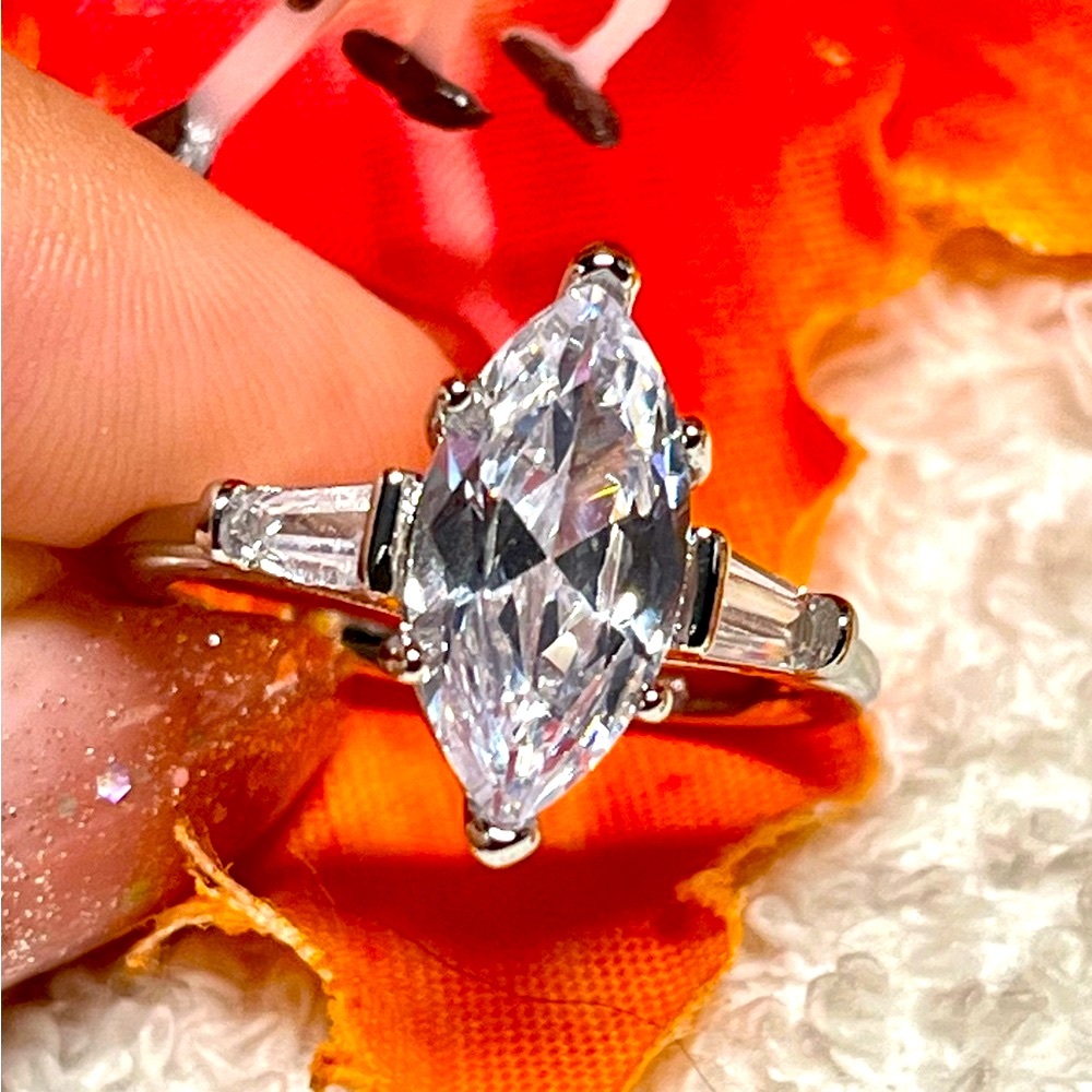 ♦️💍pretty silver ring marquise with baguette side stones